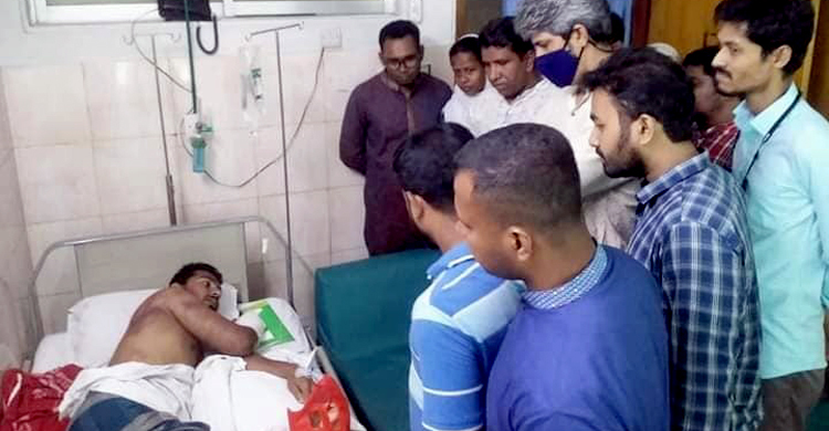 ছাত্রদল নেতাকর্মীদের দেখতে হাসপাতালে জোনায়েদ সাকি