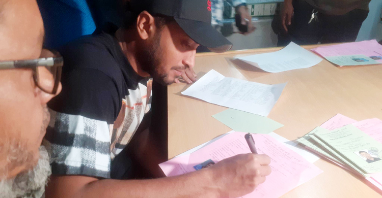 সশরীরে এসেই মোহামেডানের চুক্তি সই সাকিবের