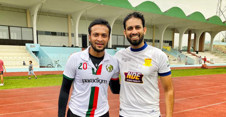 ক্রিকেটে নিষিদ্ধ হয়ে ফুটবল ধরলেন সাকিব