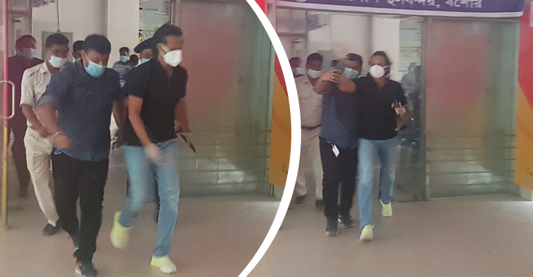 সেলফি তুলতে চাওয়ায় ভক্তের মোবাইল ছুড়ে ফেললেন সাকিব