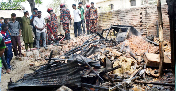 স্ত্রী-সন্তানকে হত্যা করতে নিজ বাড়িতে আগুন