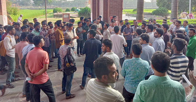 শেকৃবির চার শিক্ষার্থীকে বহিষ্কার