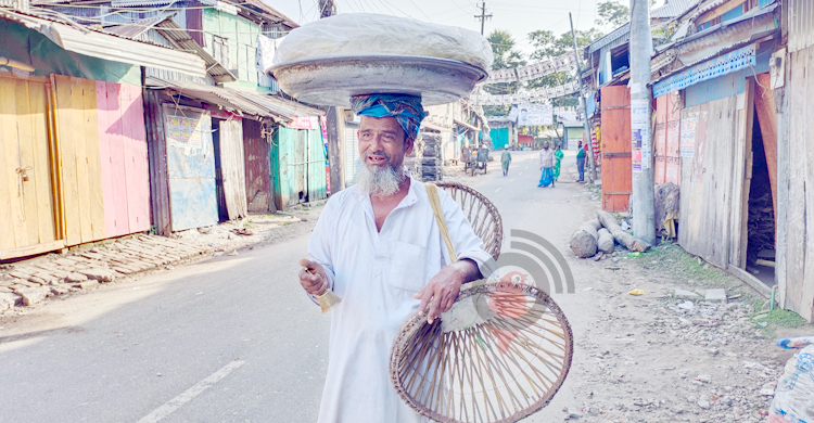 ৬৩ বছর জীবনের ৪৮ বছর পার শনপাপড়ি বিক্রি করে