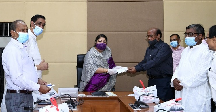 পীরগঞ্জে ক্ষতিগ্রস্তদের সার্বক্ষণিক খোঁজ রাখছেন প্রধানমন্ত্রী