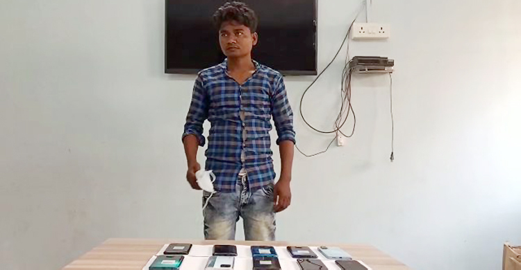 বাংলাদেশে মোবাইল ফোন পাচারকালে ভারতীয় যুবক গ্রেফতার
