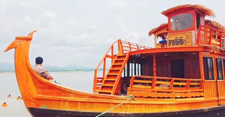 হ্রদের বুকে সাম্পানের আদলে ‘স্বপ্নডিঙি’ হাউজবোট