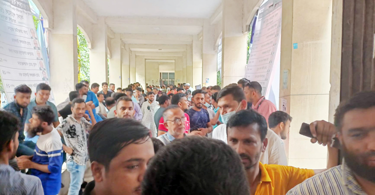 সম্রাটকে দেখার জন্য এজলাসের বাইরে সমর্থকদের ভিড়
