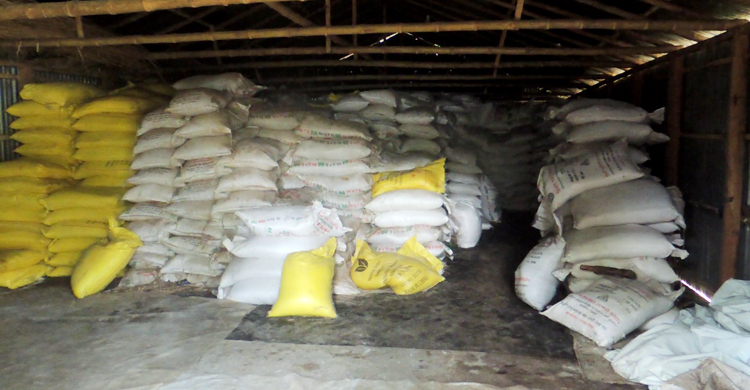 ঝিনাইদহে মজুতের ১২শ বস্তা রাসায়নিক সার জব্দ