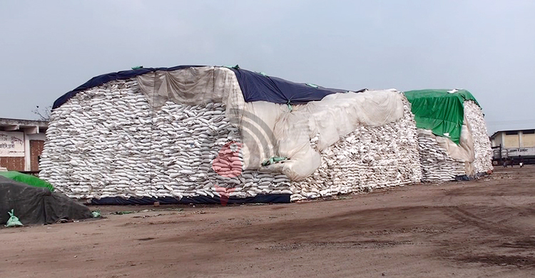 খোলা আকাশে নিচে নষ্ট হচ্ছে আমদানি করা ১৩ হাজার টন সার