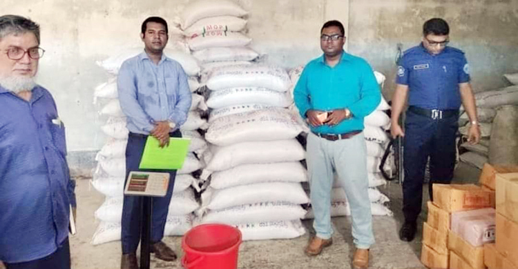 সারের দাম বেশি নেওয়ায় পাঁচ ব্যবসায়ীকে জরিমানা