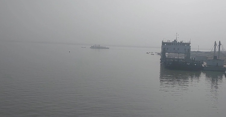 ঘন কুয়াশায় শরীয়তপুর-চাঁদপুর রুটে ফেরি চলাচল বন্ধ