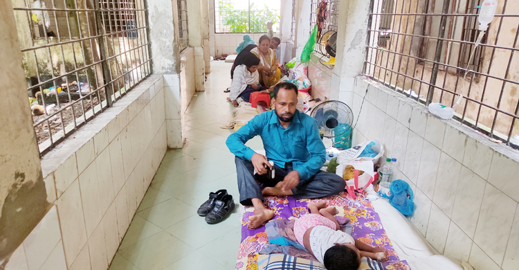 শরীয়তপুরে শয্যা সংকটে মেঝেতে চিকিৎসা নিচ্ছেন ডায়রিয়া রোগীরা