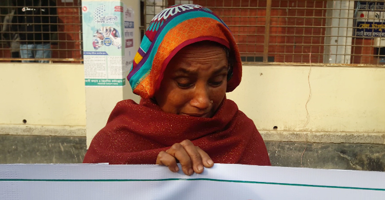 সাউন্ড বক্সে গান বাজিয়ে মেয়েকে হত্যা, রাস্তায় কাঁদলেন মা