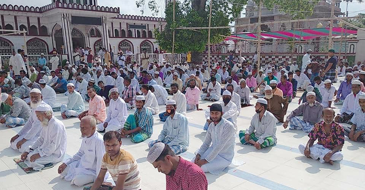 আজ ঈদের নামাজ পড়লেন শরীয়তপুরের ৩০ গ্রামের মানুষ