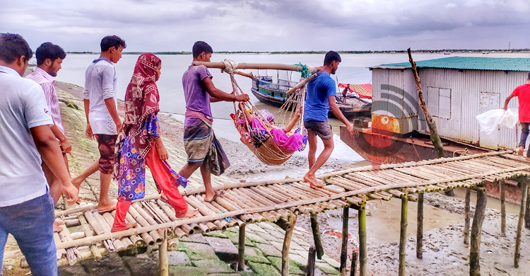 উপকূলে বৈরী আবহাওয়া, হাসপাতালে নেয়ার পথে ট্রলারেই সন্তানের জন্ম