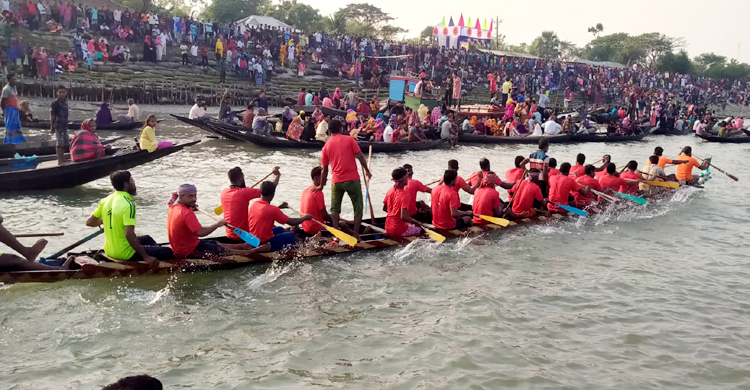 খোলপেটুয়া নদীতে নৌকাবাইচ