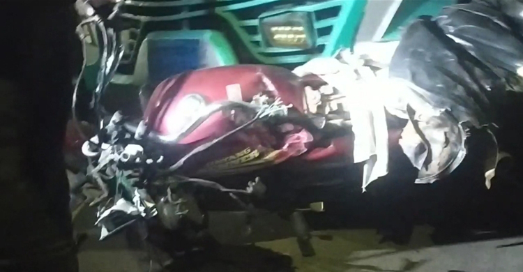 মোটরসাইকেলকে হেঁচড়ে নিলো বাস, নিহত ১