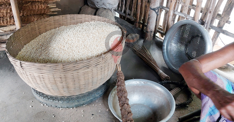 চাহিদা বেড়েছে গাভা গ্রামের হাতে ভাজা মুড়ির