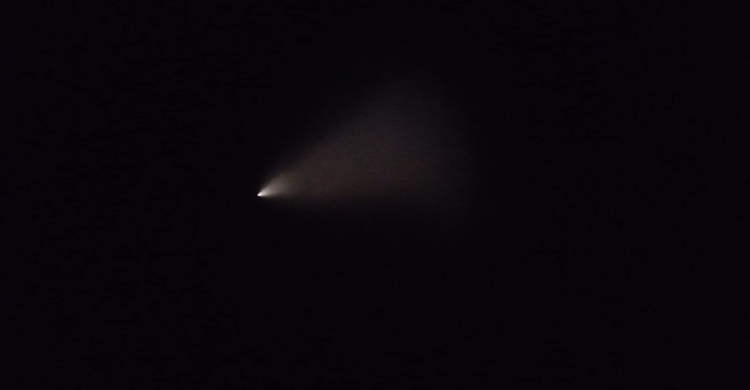 সাতক্ষীরার আকাশে দেখা মিলেছে এক রহস্যময় আলোকচ্ছটা। যেন কেউ টর্চলাইট জ্বালিয়ে আলোর ফোকাস ফেলেছেন আকাশের বুকে