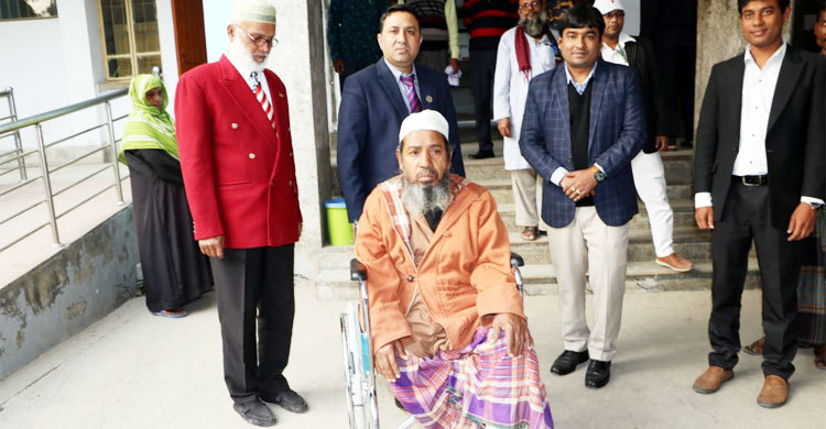 আসুন সবাই অসহায় মানুষের পাশে দাঁড়াই