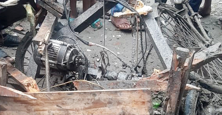 সাতক্ষীরায় ট্রাকের ধাক্কায় ভ্যানচালক নিহত