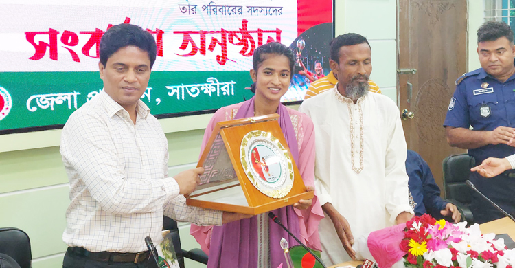 মাসুরাকে সাতক্ষীরা জেলা প্রশাসন-পুলিশ সুপারের সংবর্ধনা