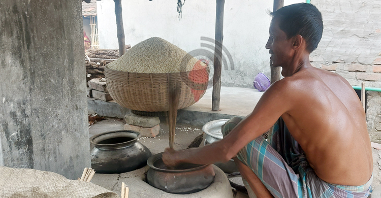 চাহিদা বেড়েছে গাভা গ্রামের হাতে ভাজা মুড়ির