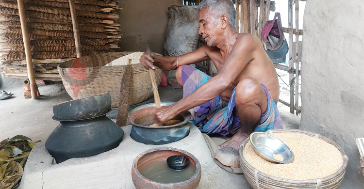 চাহিদা বেড়েছে গাভা গ্রামের হাতে ভাজা মুড়ির