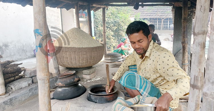 চাহিদা বেড়েছে গাভা গ্রামের হাতে ভাজা মুড়ির
