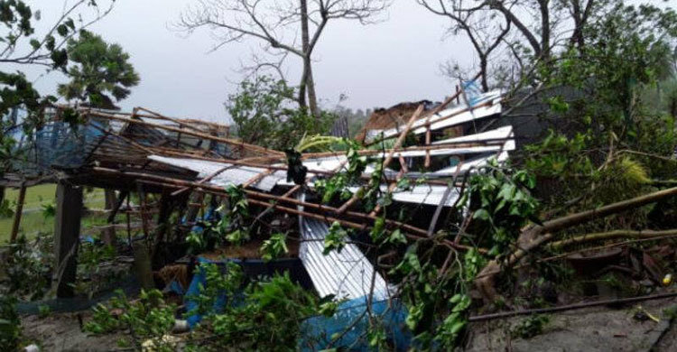 সাতক্ষীরায় ভেসে গেছে হাজার হাজার বিঘা ঘের ও ফসলি জমি