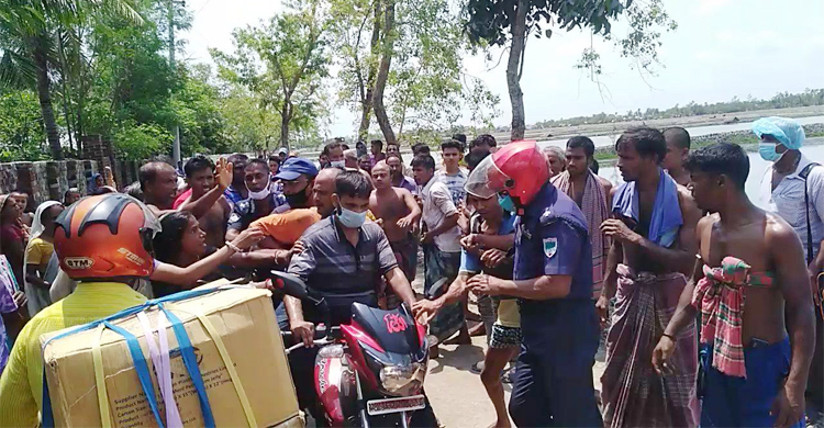 আসামি ধরতে যাওয়ায় পুলিশের হাত ভেঙে দিলো এলাকাবাসী