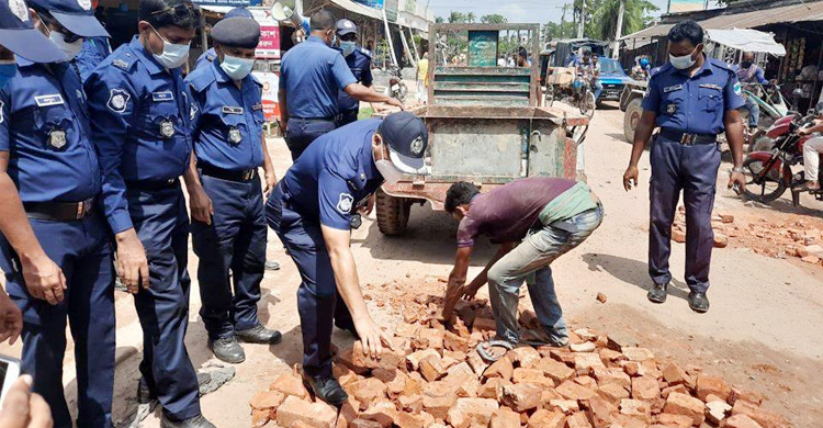 অচল রাস্তায় ইট ফেলে সচল করল পুলিশ