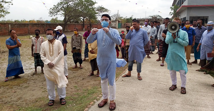 ঈদের দিন আম্ফানে ক্ষতিগ্রস্তদের সঙ্গে দেখা করতে গেলেন ডিসি