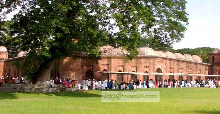 বাগেরহাটে ঈদের প্রধান জামাত ষাট গম্বুজ মসজিদে