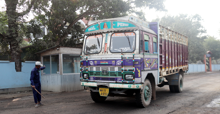 ভোমরা বন্দরে প্রবেশের অপেক্ষায় ভারতীয় পেঁয়াজ