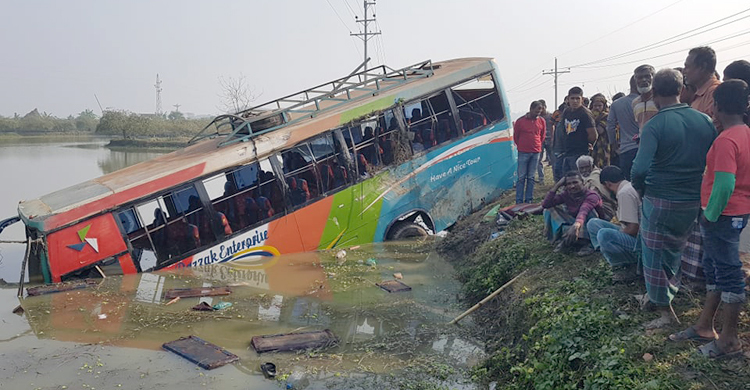 ওভারটেক করতে গিয়ে মাছের ঘেরে বাস, প্রাণ গেল দুই যাত্রীর