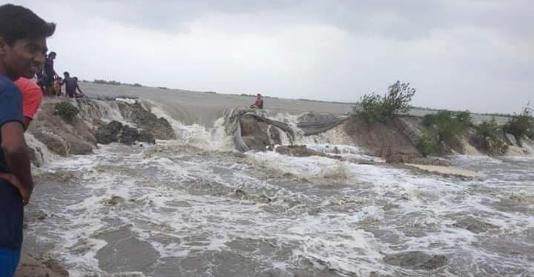 জোয়ারে ভাসছে সাতক্ষীরার উপকূল