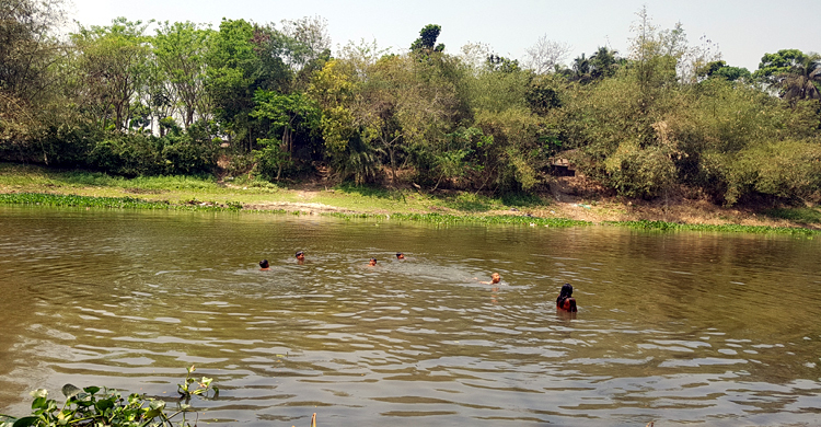 সোনাই নদী যেন ওদের স্বর্গ পথ!