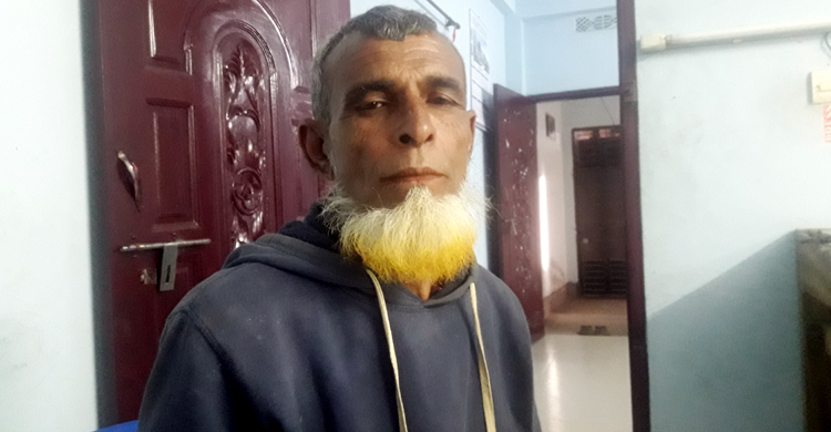 অসহায় বৃদ্ধের বয়স্কভাতার টাকা তুলে নিলেন ইউপি সদস্য