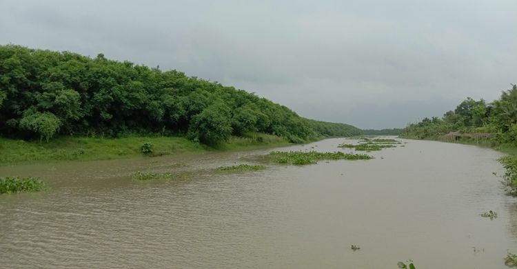 ভারি বৃষ্টিতে দুর্ভোগে উপকূলবাসী, তিন নম্বর সতর্কতা সংকেত