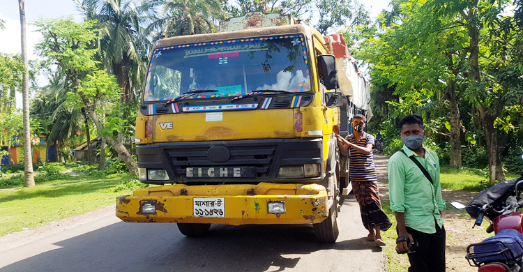 সাতক্ষীরায় এক ট্রাক সরকারি গম জব্দ