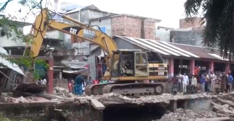 জলাবদ্ধতা দূর করতে সাতক্ষীরায় অবৈধ স্থাপনা উচ্ছেদ