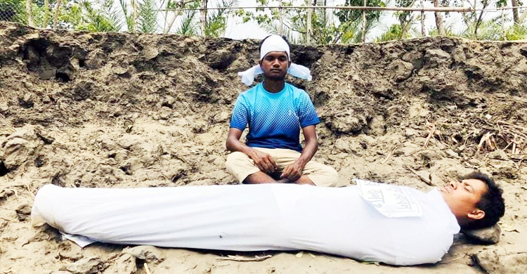 টেকসই বাঁধ তৈরির দাবি তোলায় দুই যুবককে পেটালেন চেয়ারম্যান