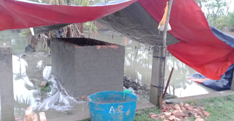 পানিতে তলিয়ে গেছে গ্রাম, ইটঘেরা কবরে দাফন হলো যুবকের