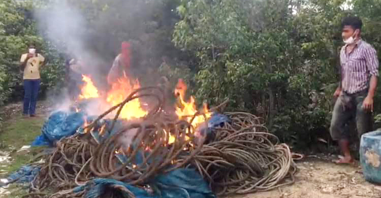 চুনকুড়ি নদীতে যৌথ অভিযানে অবৈধ জাল ও রশি জব্দ
