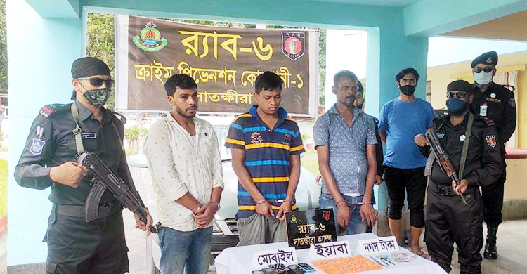 সাতক্ষীরায় বিপুল পরিমাণ ইয়াবাসহ আটক ৩