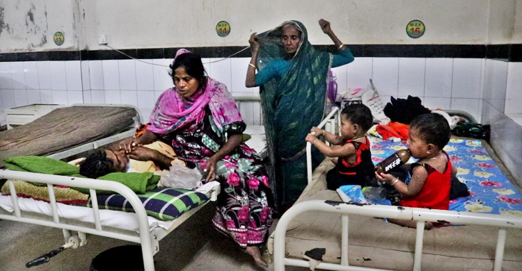 সব হারিয়ে এখন শুধু কাঁদছেন তারা