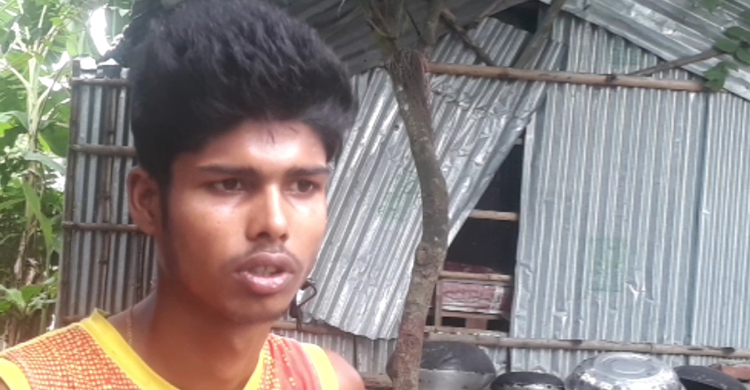 টাকার অভাবে ভাঙা পা থেকে রড বের করতে পারছেন না ইউসুফ