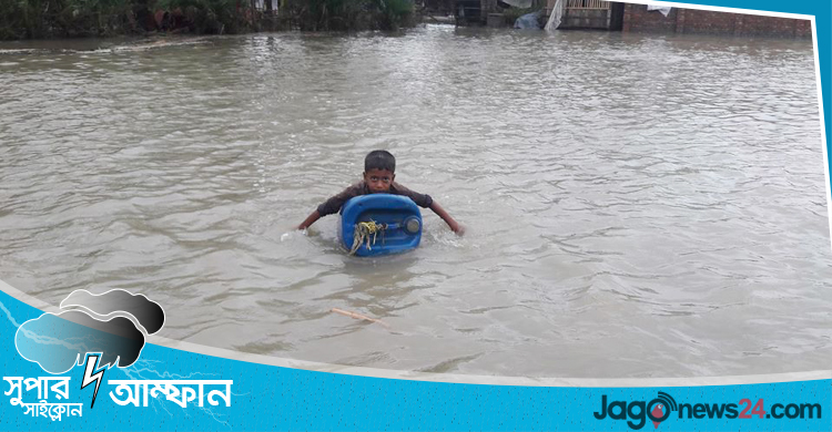 আম্ফান : সাতক্ষীরায় বেড়িবাঁধ ভেঙে প্লাবিত বিস্তীর্ণ এলাকা