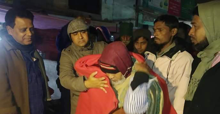 মধ্যরাতে কম্বল নিয়ে রাস্তায় ডিসি